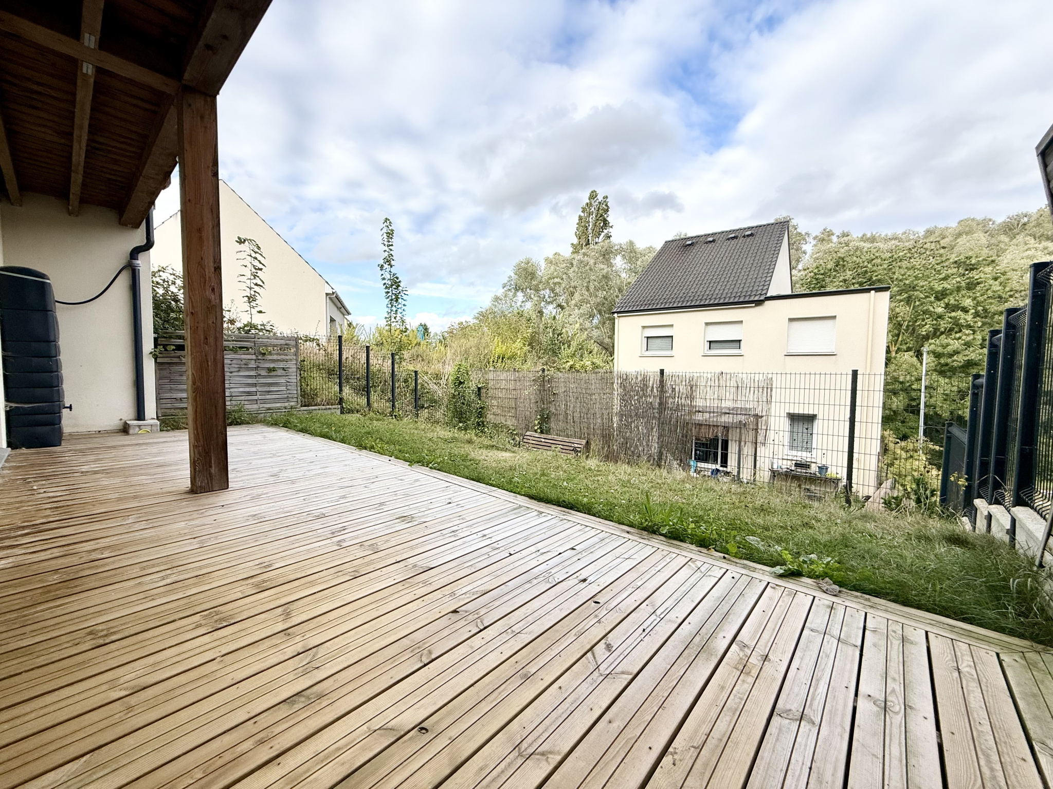 Immo80 – L'immobilier à Amiens et dans la Somme-AMIENS – QUARTIER SAINT ACHEUL – MAISON SEMI MITOYENNE – 3 CHAMBRES – LOCAL VELO – JARDIN – TERRASSE