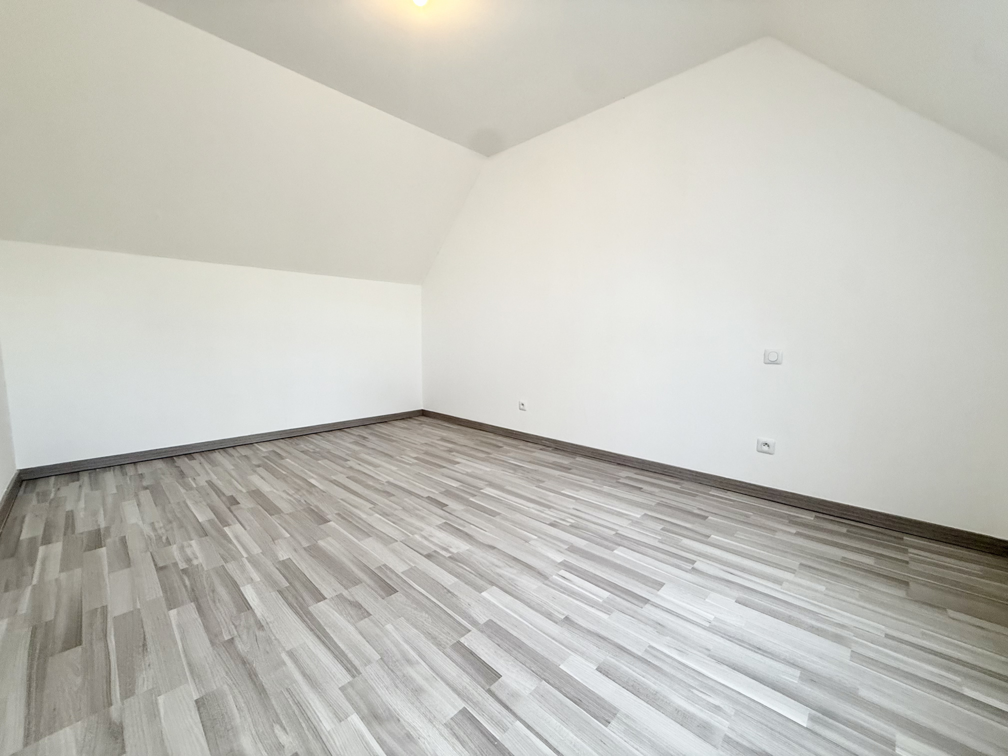 Immo80 – L'immobilier à Amiens et dans la Somme-AMIENS – QUARTIER SAINT ACHEUL – MAISON SEMI MITOYENNE – 3 CHAMBRES – LOCAL VELO – JARDIN – TERRASSE