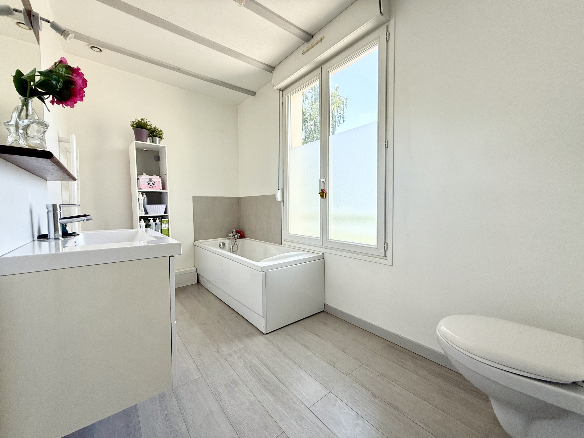 Immo80 – L'immobilier à Amiens et dans la Somme-HANGEST EN SANTERRE- PAVILLON INDIVIDUEL VIVABLE DE PLAIN PIED AVEC ETAGE – 5 CHAMBRES – JARDIN – GARAGE