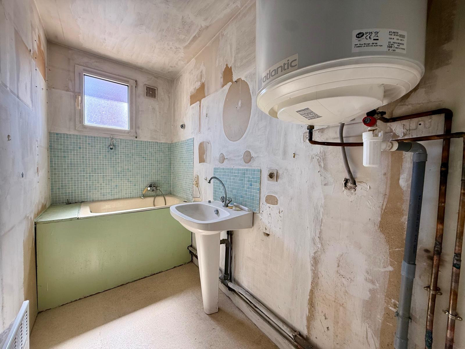 Immo80 – L'immobilier à Amiens et dans la Somme-AMIENS – QUARTIER SAINT ACHEUL – MAISON – 2 CHAMBRES – 1 BUREAU – GARAGE – COUR – DEPENDANCE