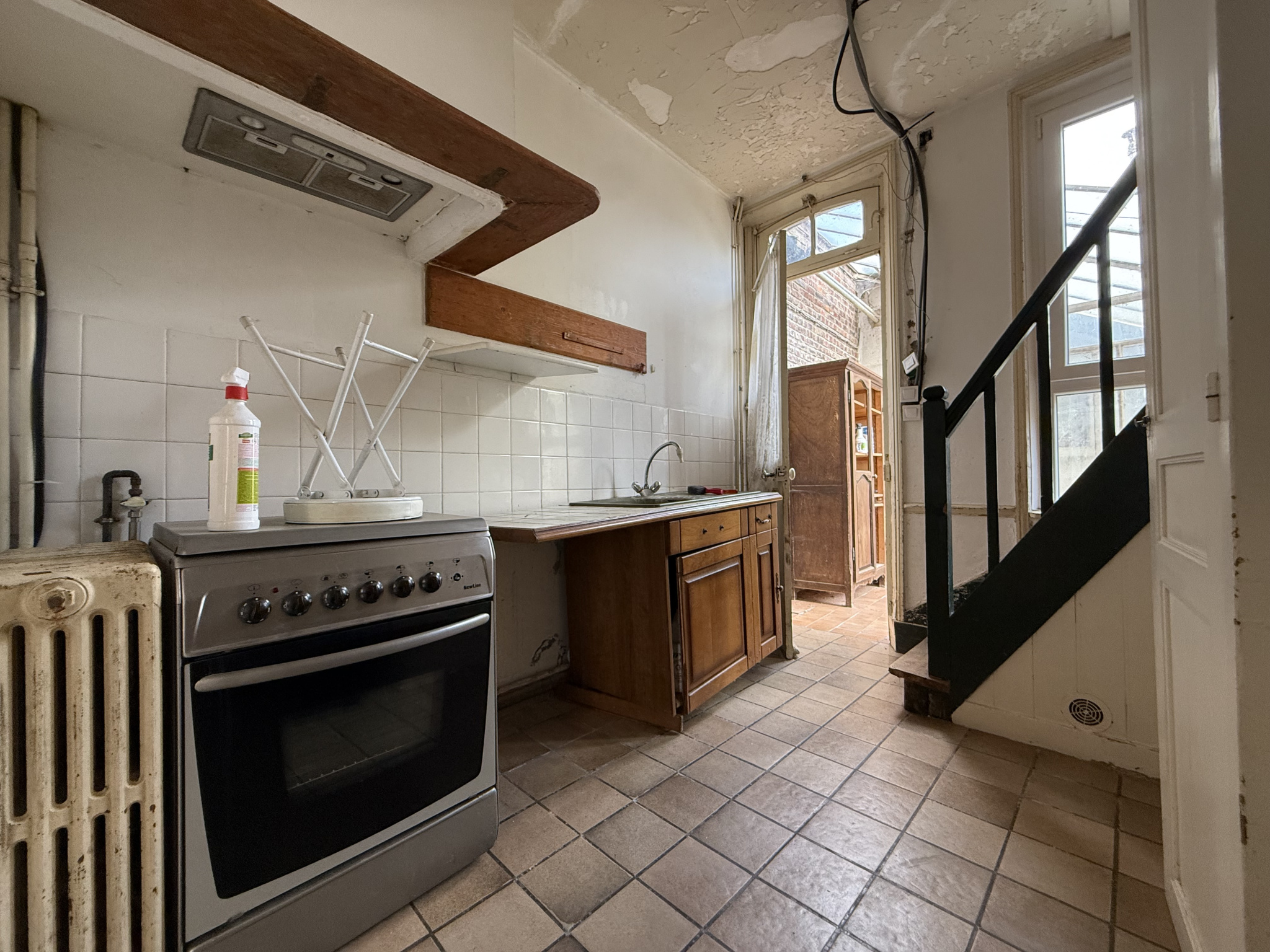 Immo80 – L'immobilier à Amiens et dans la Somme-AYENCOURT – MAISON MITOYENNE – 3 CHAMBRES – JARDIN – DEPENDANCES – TRAVAUX