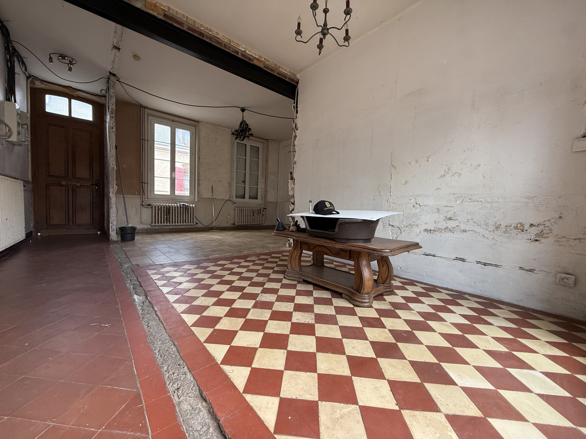 Immo80 – L'immobilier à Amiens et dans la Somme-AYENCOURT – MAISON MITOYENNE – 3 CHAMBRES – JARDIN – DEPENDANCES – TRAVAUX