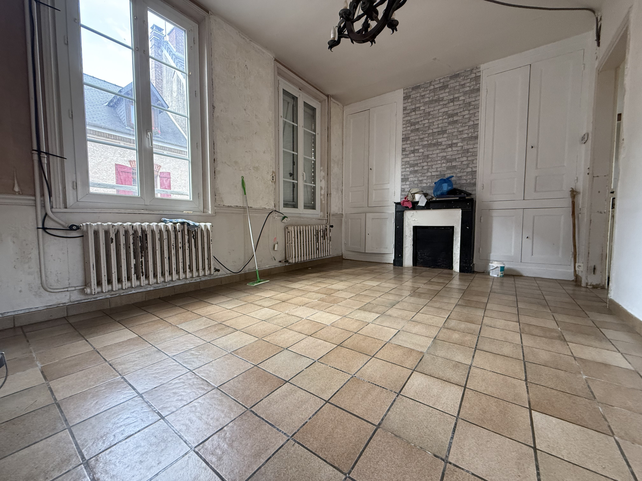 Immo80 – L'immobilier à Amiens et dans la Somme-AYENCOURT – MAISON MITOYENNE – 3 CHAMBRES – JARDIN – DEPENDANCES –...