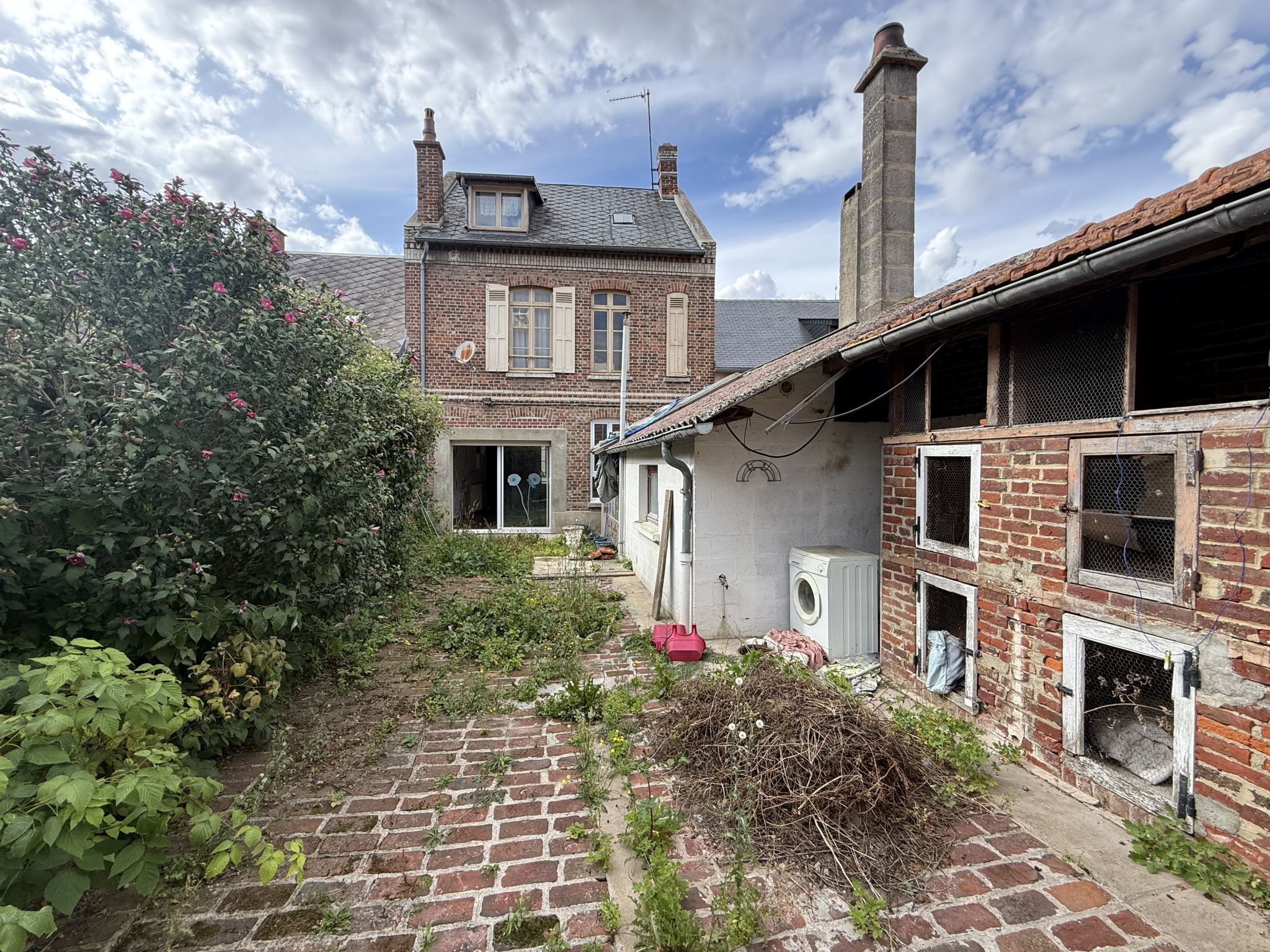 Immo80 – L'immobilier à Amiens et dans la Somme-AYENCOURT – MAISON MITOYENNE – 3 CHAMBRES – JARDIN – DEPENDANCES – TRAVAUX