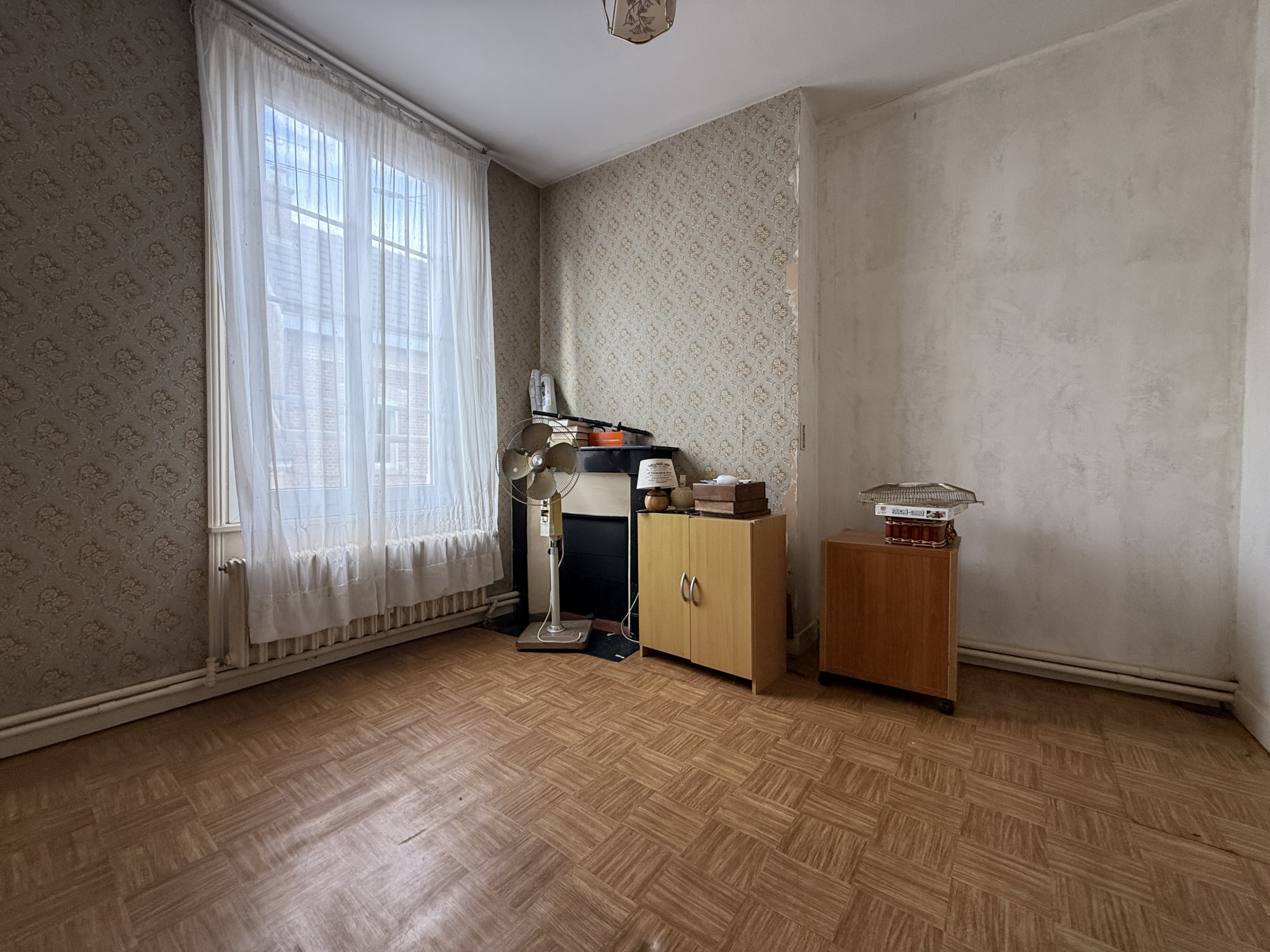 Immo80 – L'immobilier à Amiens et dans la Somme-AYENCOURT – MAISON MITOYENNE – 3 CHAMBRES – JARDIN – DEPENDANCES – TRAVAUX