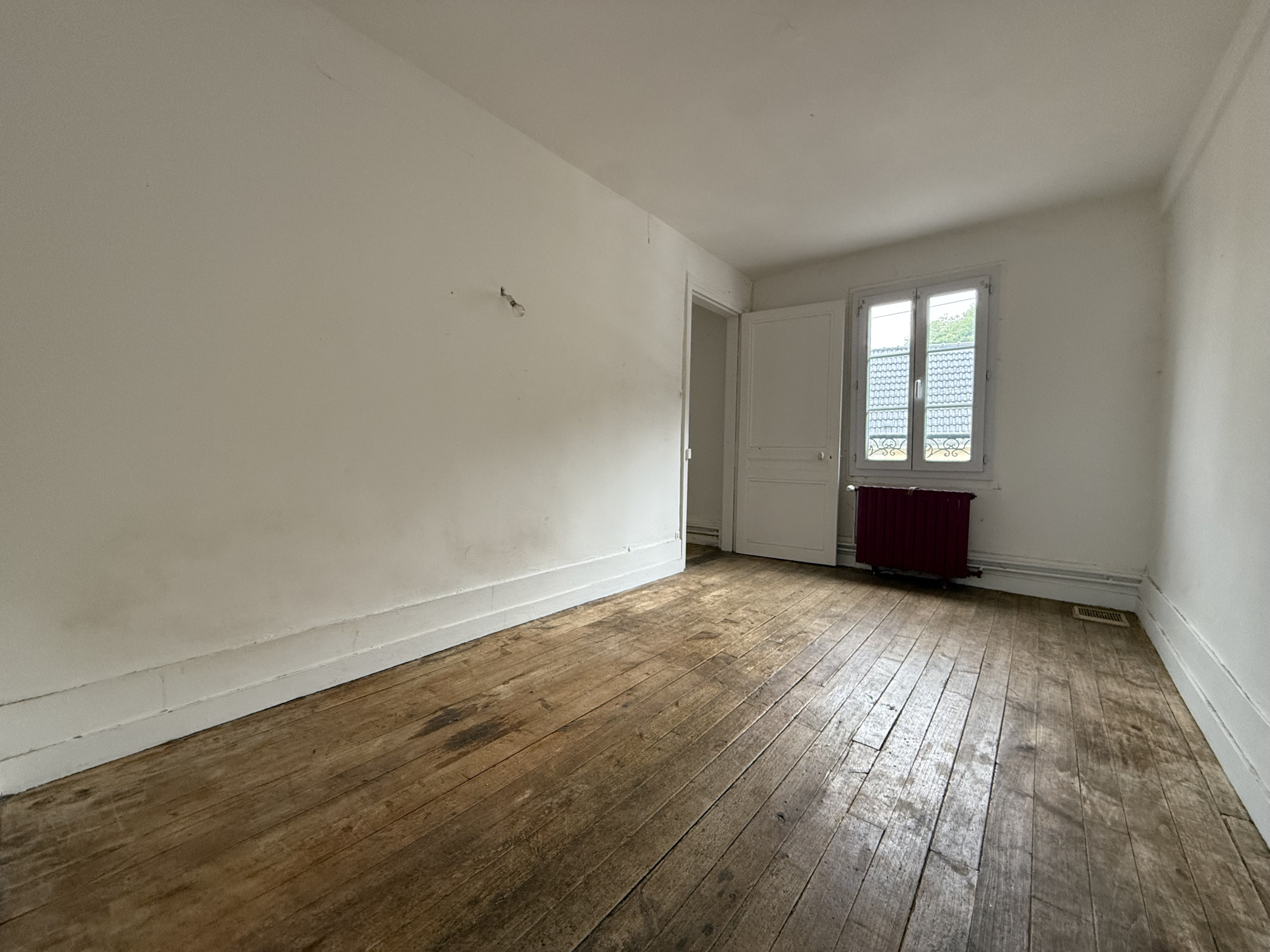 Immo80 – L'immobilier à Amiens et dans la Somme-DAVENESCOURT – MAISON MITOYENNE – 4 CHAMBRES – JARDIN – CAVE