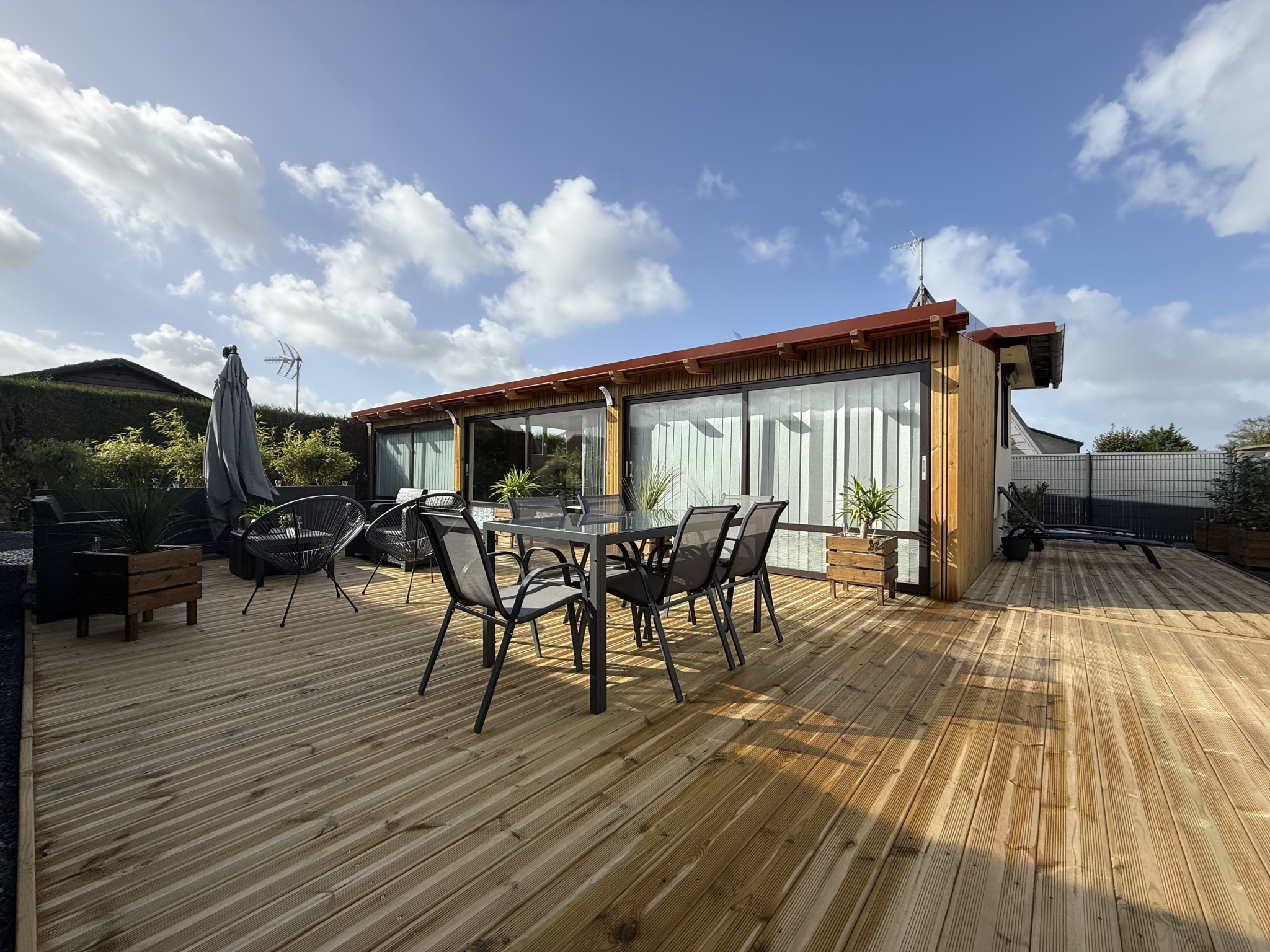 Immo80 – L'immobilier à Amiens et dans la Somme-RANG DU FLIERS – MAISON – 2 CHAMBRES – COUR – TERRASSE – PLACE DE STATIONNEMENT