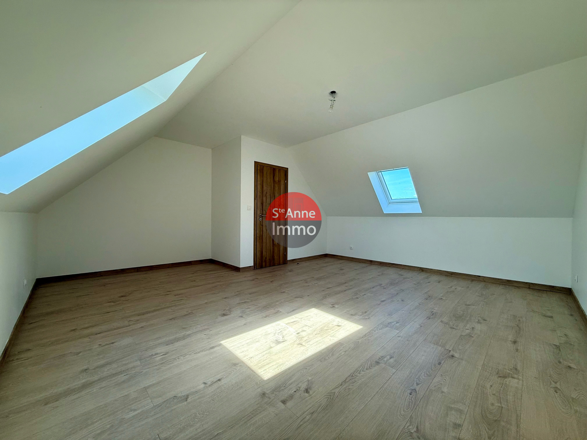 Immo80 – L'immobilier à Amiens et dans la Somme-FOLIES – 135m2 – MAISON INDIVIDUELLE – 4 CHAMBRES – BUREAU – STUDIO – AUTONOMIE DE PLAIN PIED – JARDIN – COUR