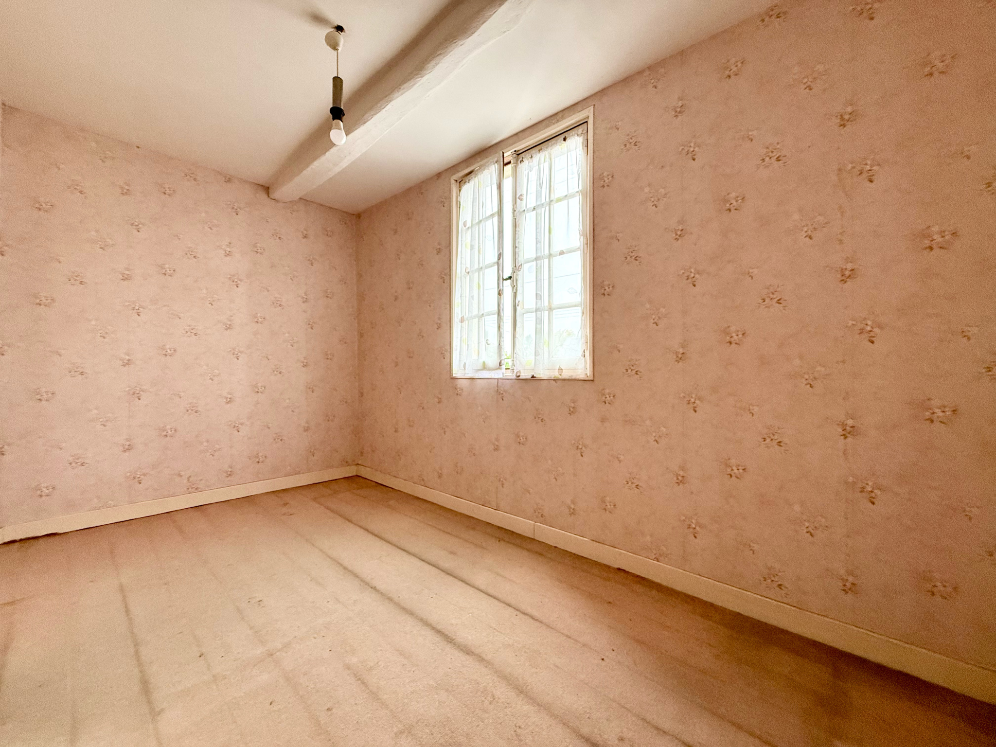 Immo80 – L'immobilier à Amiens et dans la Somme-BEAUCAMPS LE VIEUX – MAISON DE VILLAGE – 2 CHAMBRES – JARDIN – DEPENDANCES – PLACES DE STATIONNEMENT