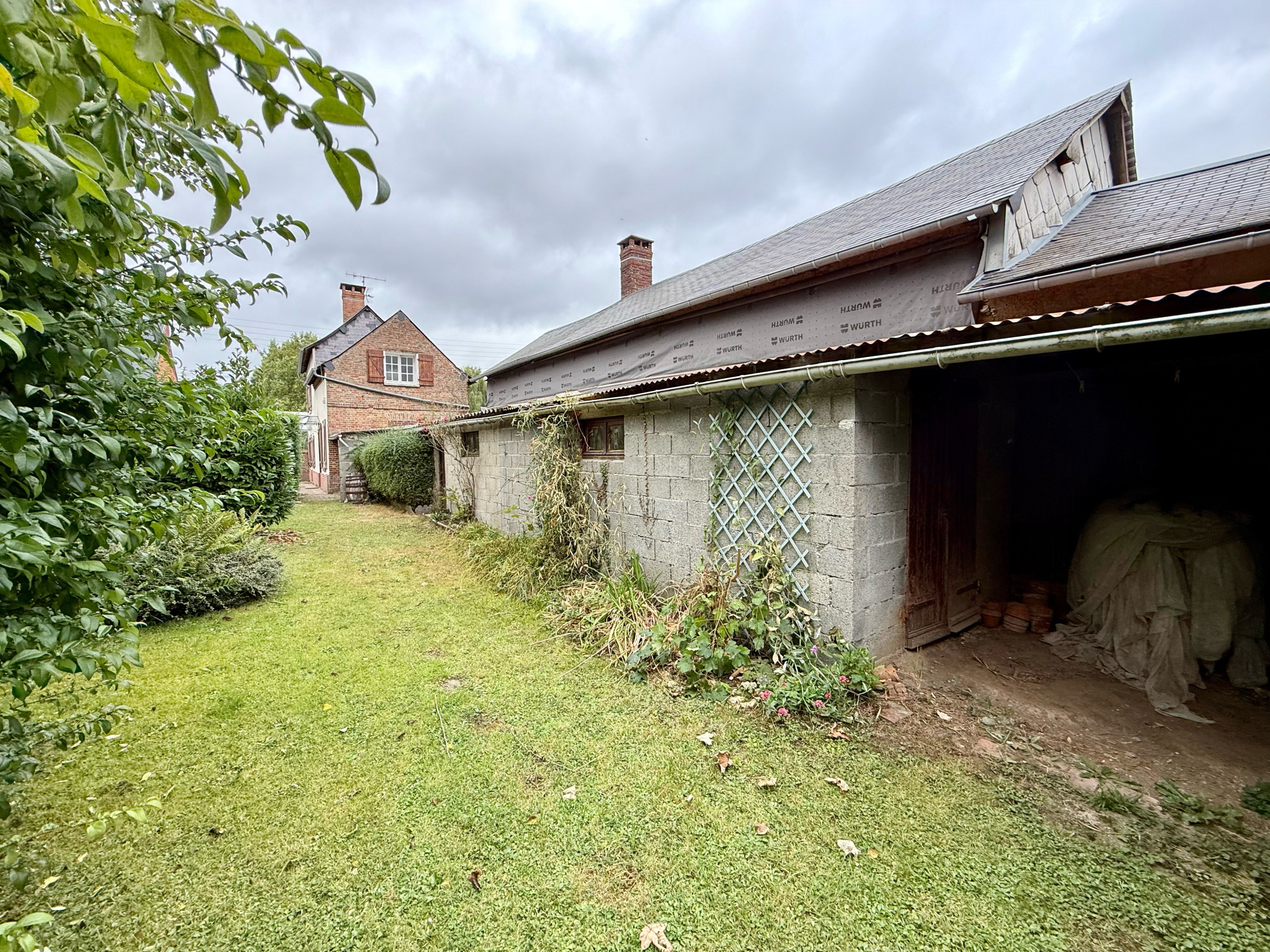 Immo80 – L'immobilier à Amiens et dans la Somme-BEAUCAMPS LE VIEUX – MAISON DE VILLAGE – 2 CHAMBRES – JARDIN – DEPENDANCES – PLACES DE STATIONNEMENT