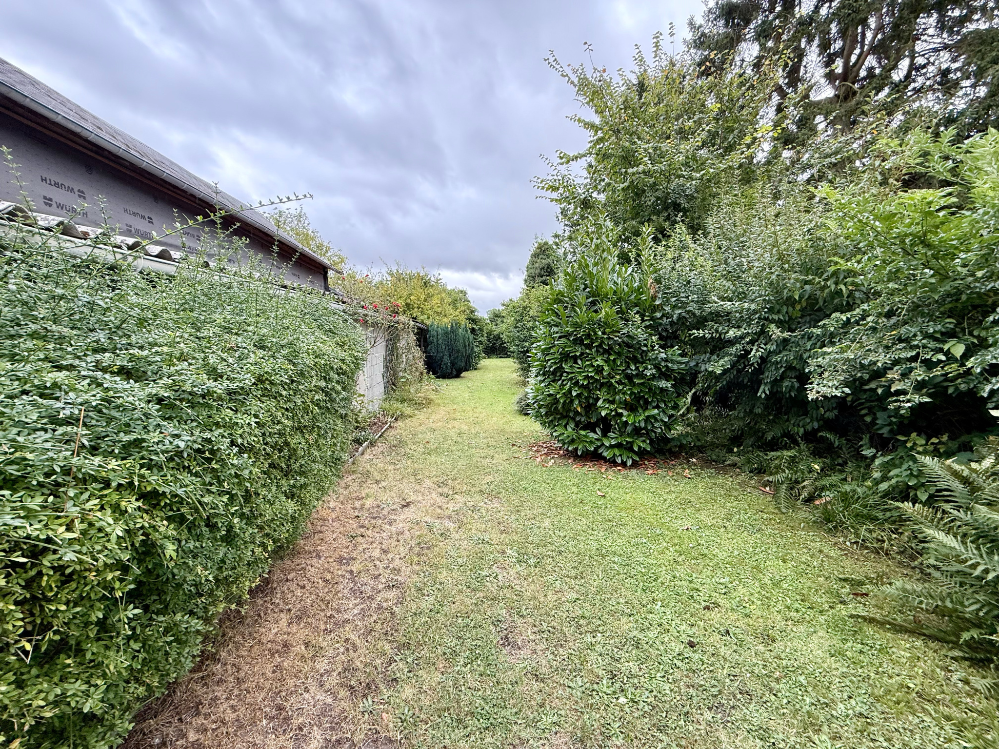 Immo80 – L'immobilier à Amiens et dans la Somme-BEAUCAMPS LE VIEUX – MAISON DE VILLAGE – 2 CHAMBRES – JARDIN – DEPENDANCES – PLACES DE STATIONNEMENT
