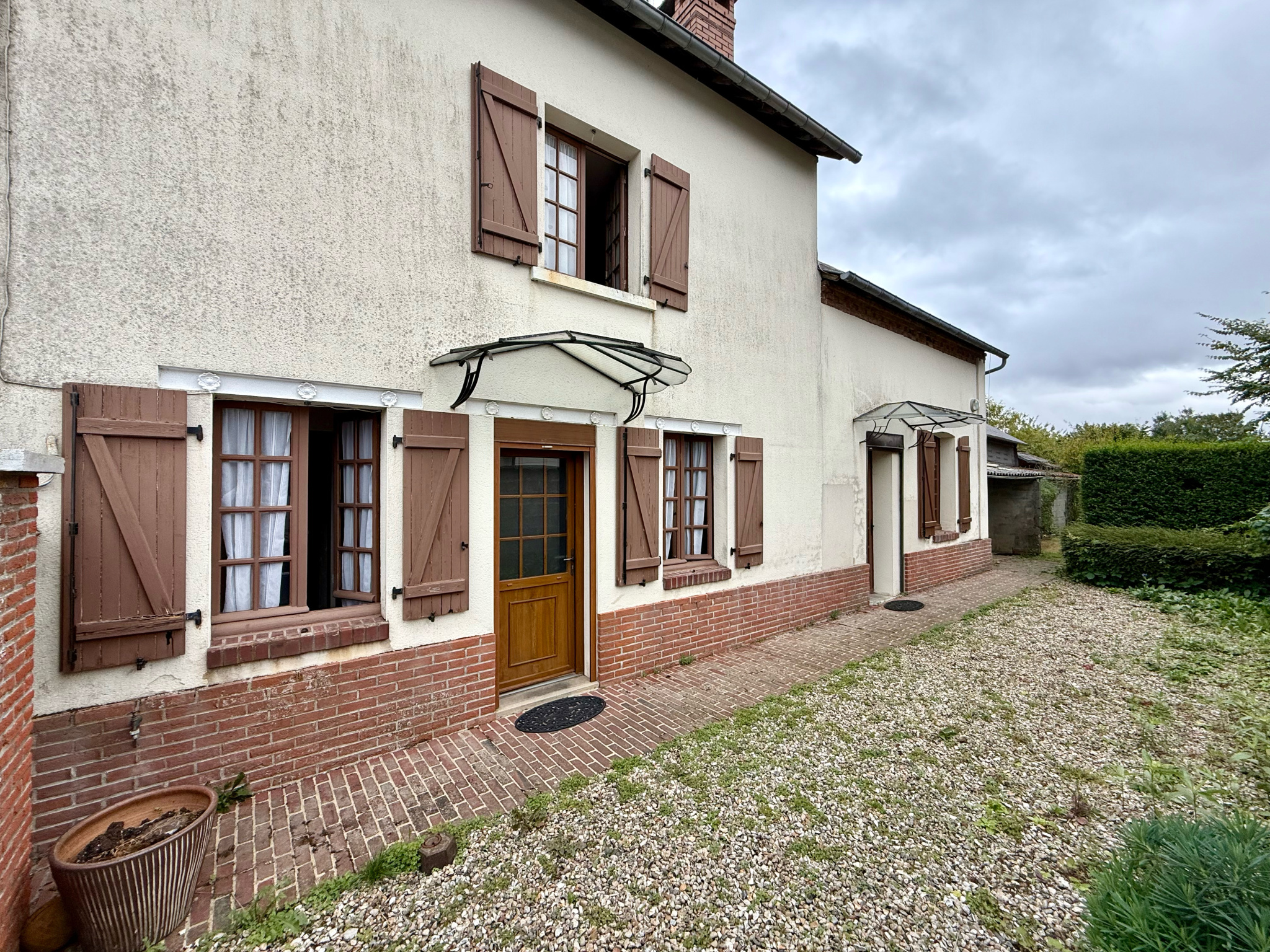 Immo80 – L'immobilier à Amiens et dans la Somme-BEAUCAMPS LE VIEUX – MAISON DE VILLAGE – 2 CHAMBRES – JARDIN – DEPENDANCES – PLACES DE STATIONNEMENT