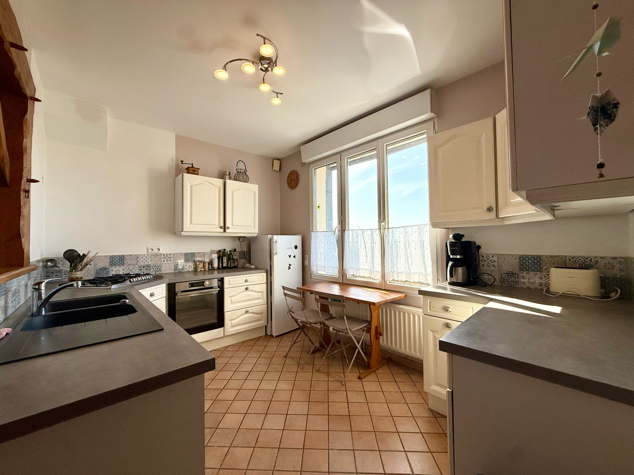 Immo80 – L'immobilier à Amiens et dans la Somme-MONTDIDIER – MAISON + LOCAL – 6 CHAMBRES – JARDIN – DEPENDANCE