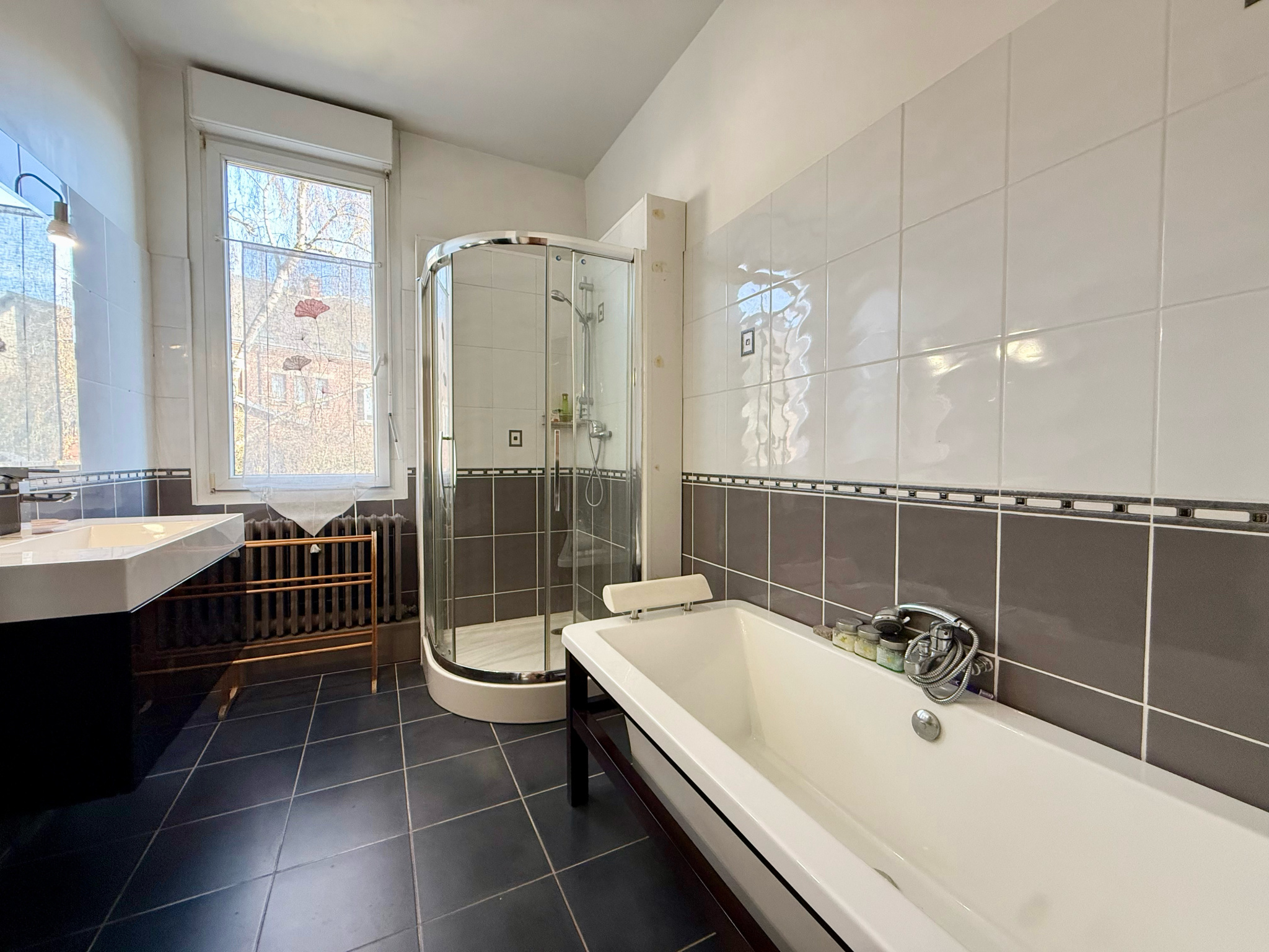 Immo80 – L'immobilier à Amiens et dans la Somme-MONTDIDIER – MAISON + LOCAL – 6 CHAMBRES – JARDIN – DEPENDANCE