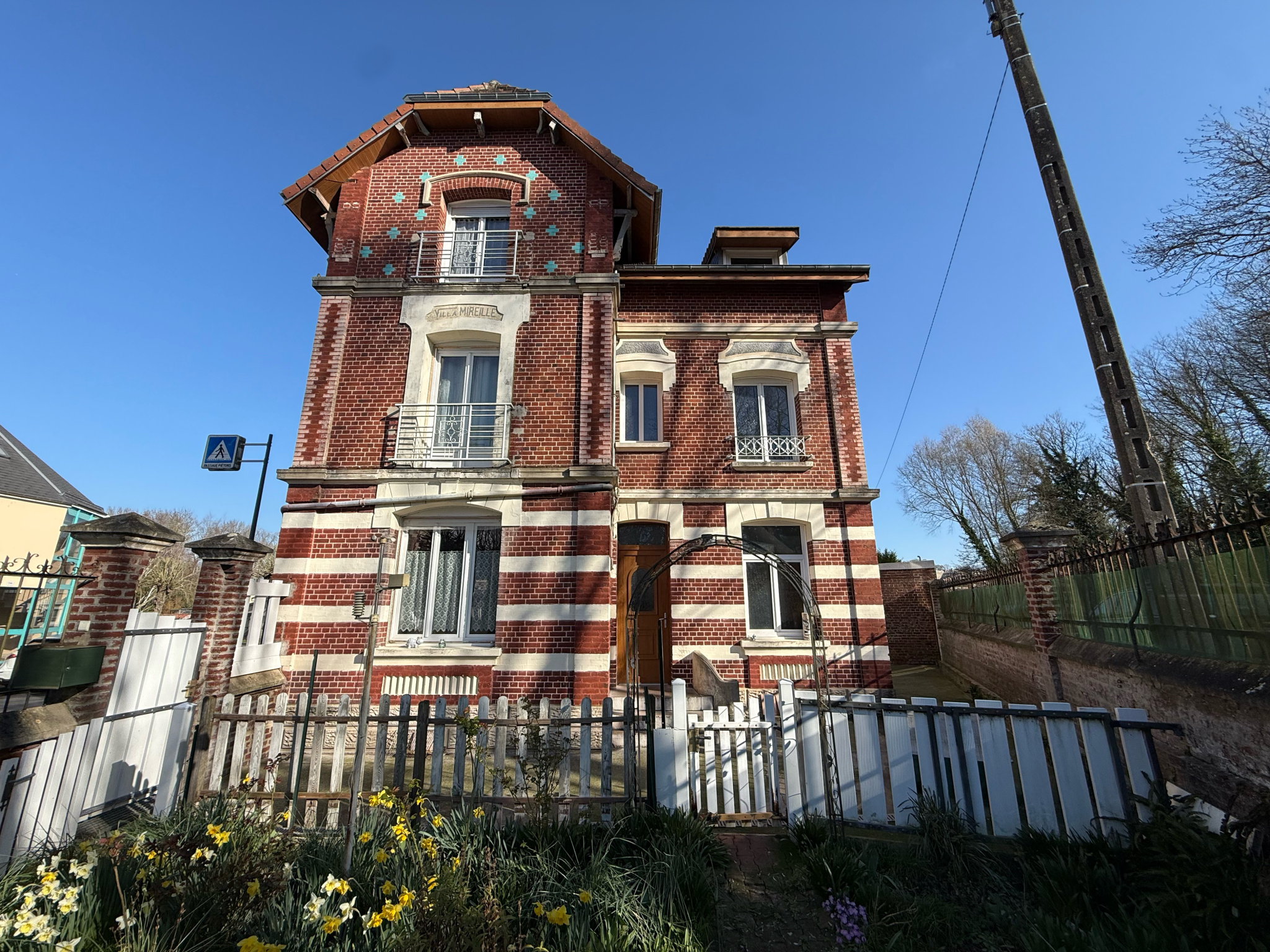 Immo80 – L'immobilier à Amiens et dans la Somme-MONTDIDIER – MAISON DE MAITRE – 5 CHAMBRES – JARDIN – GARAGE