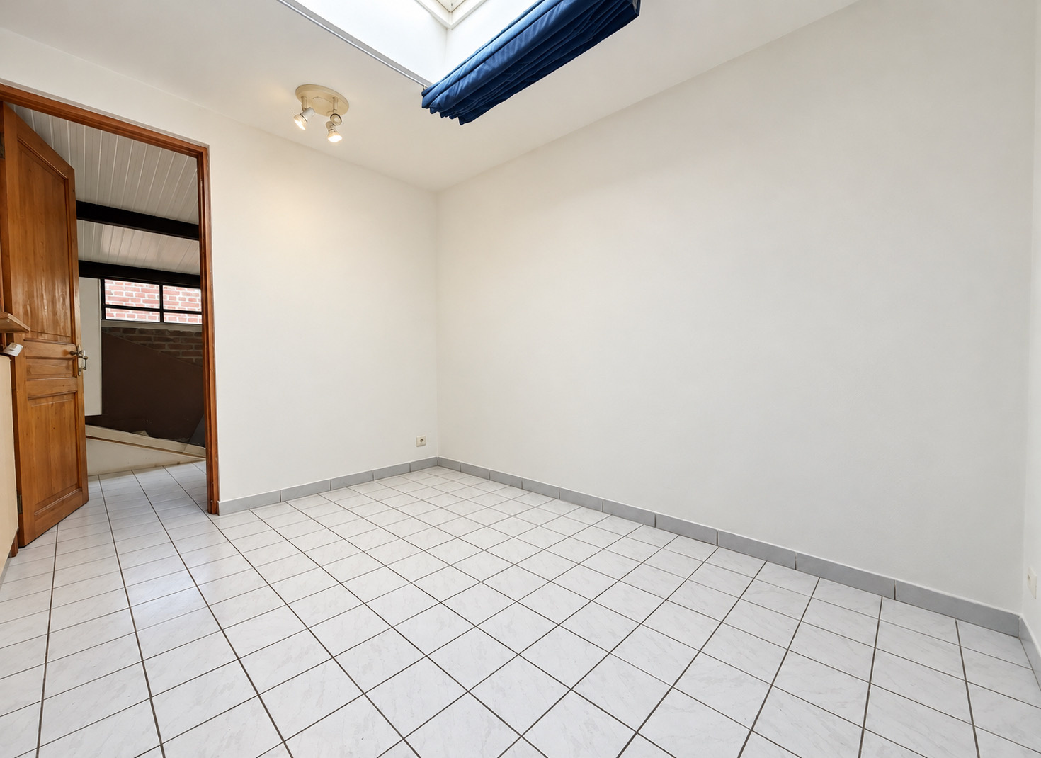 Immo80 – L'immobilier à Amiens et dans la Somme-AMIENS – QUARTIER SAINT-HONORÉ – MAISON SEMI MITOYENNE DE PLAIN PIED – 1 CHAMBRE – COUR