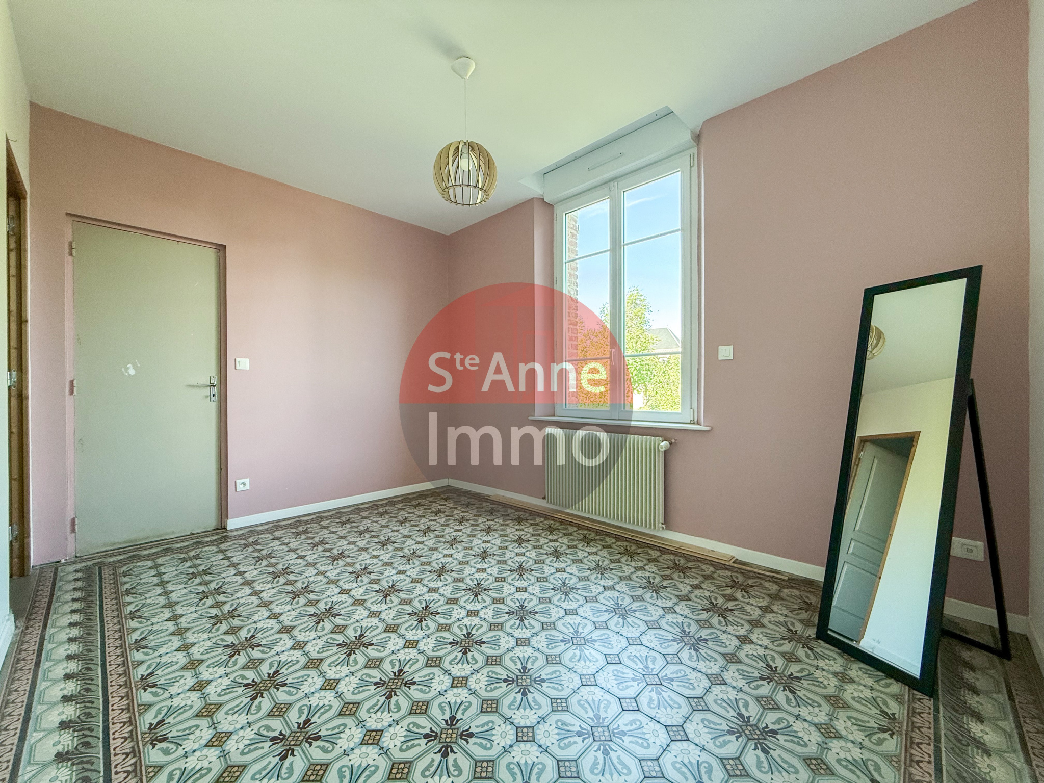 Immo80 – L'immobilier à Amiens et dans la Somme-MAUCOURT – CORPS DE FERME – PLAIN PIED – 3 CHAMBRES – DEPENDANCES – GARAGE – JARDIN – CAVE
