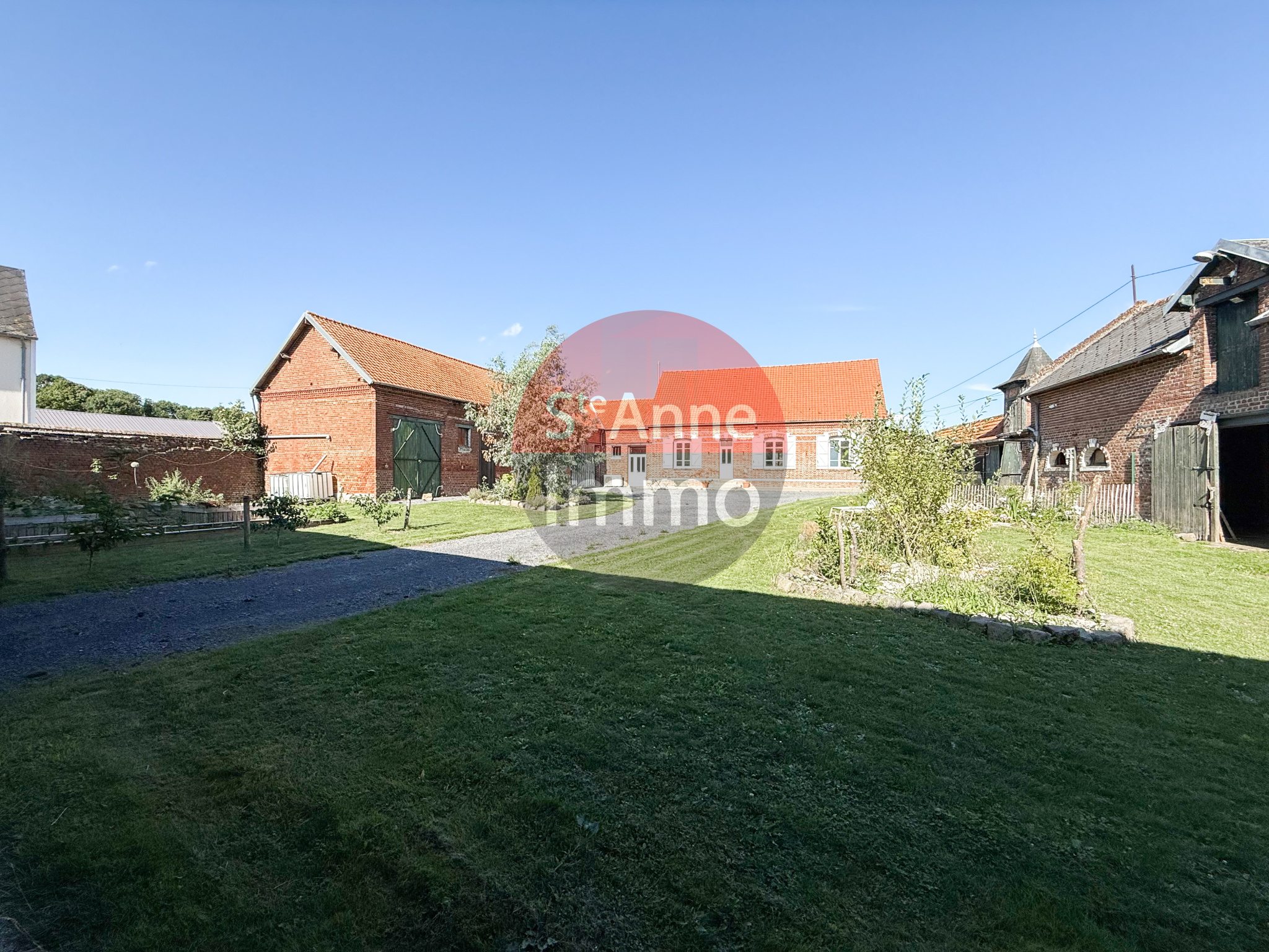 Immo80 – L'immobilier à Amiens et dans la Somme-MAUCOURT – CORPS DE FERME – PLAIN PIED – 3 CHAMBRES – DEPENDANCES –...